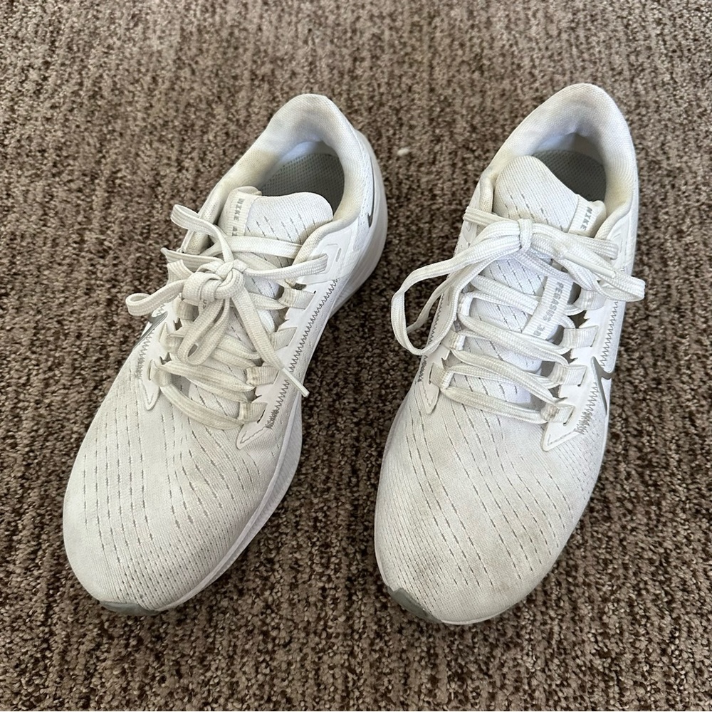 🦋 Nike white Pegasus sneakers size 6